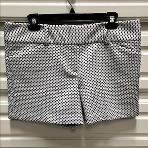 Ann Taylor Signature 4" Shorts Textured Stretch Sz 10 EUC Black White Dots